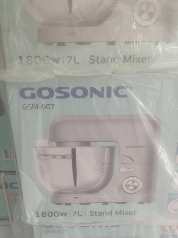 همزن 7 لیتری گوسونیک مدل GSM-507 همزن 7 لیتری گوسونیک مدل GSM-507 دارای توان 1800 وات ، بدنه با کیفیت ، کاسه استیل 7 لیتری ، موتور 8 سرعته به همراه گیربکس فلزی و 3 سری همزن می باشد.